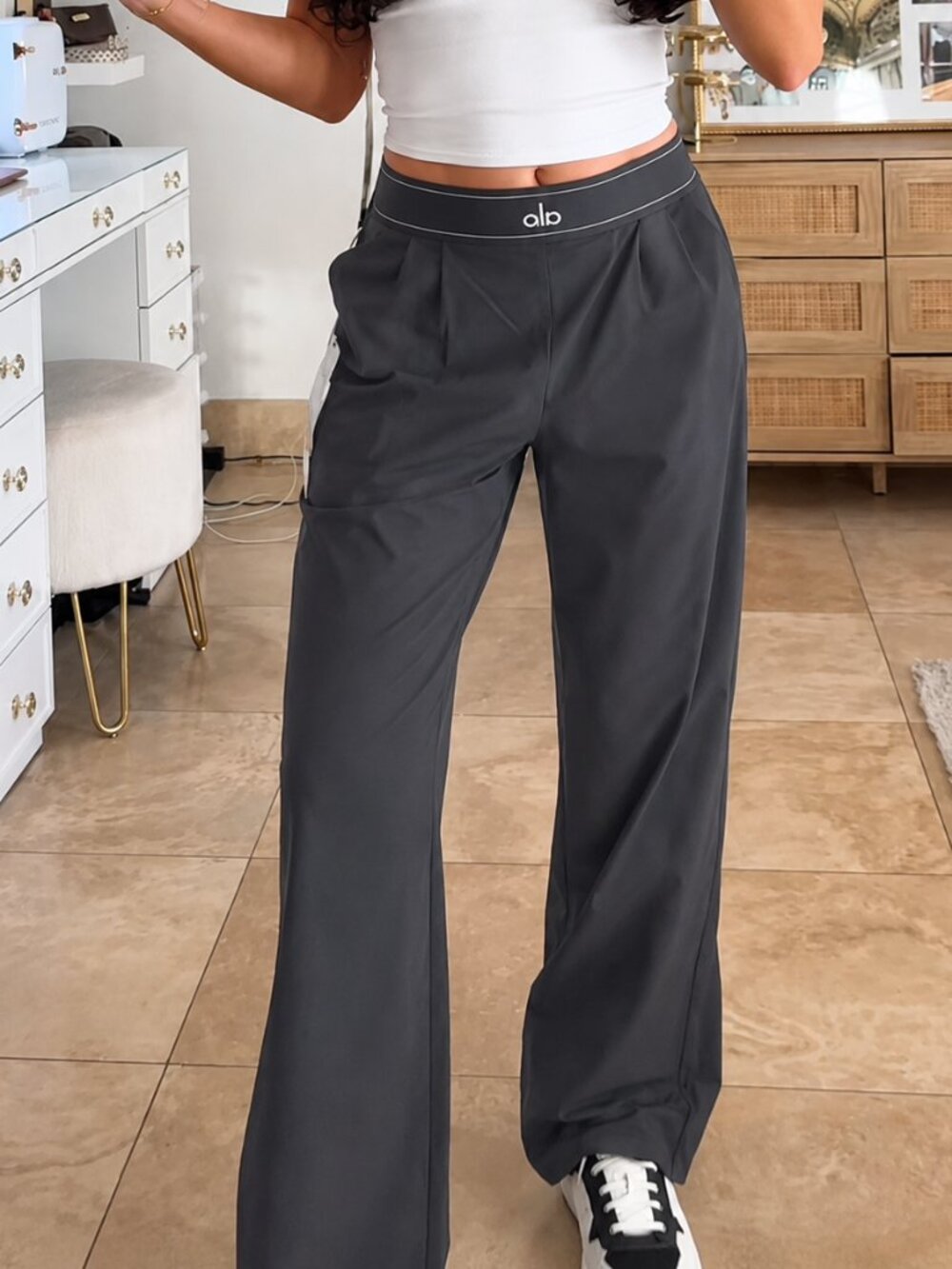 NWT  👖 Alo Yoga Suit Up Pants Anthracite Grey Wide Leg Pants 💕 30” Inseam - Picture 7 of 9